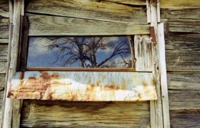 Harris Hut. Car windscreen as window. - Farts 19940055.jpg