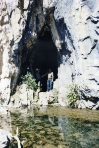 Cave at Blue Waterholes (photo: Peter) - Farts 19940103.jpg